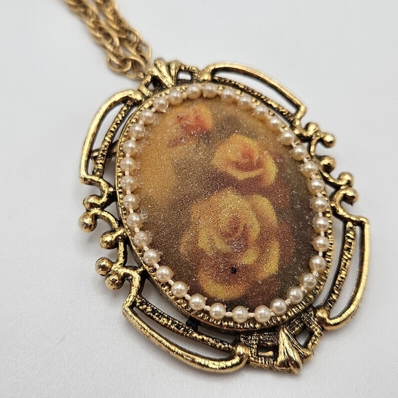 VINTAGE Floral Roses Cameo Gold Tone Ornate Pendant Necklace or Brooch Pin - Picture 5 of 9